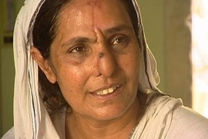 A paquistanesa Allah Rakhi, atacada pelo marido h 32 anos ao tentar fugir de suas agresses