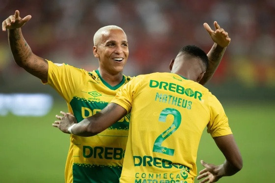 Deyverson comemora gol do Cuiab contra o Flamengo, na Arena Pantanal