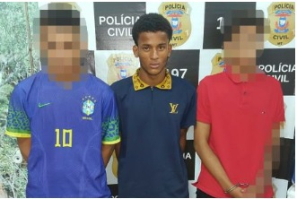 Os acusados Lucas Ferreira da Silva (no centro) e os dois menores acusados de matar motoristas de aplicativo