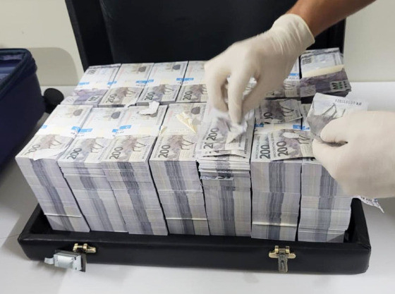 A investigao teve incio em fevereiro, quando a Polcia Civil apreendeu, em Cuiab, uma mala com notas falsas de R$ 200 com um grupo de golpistas