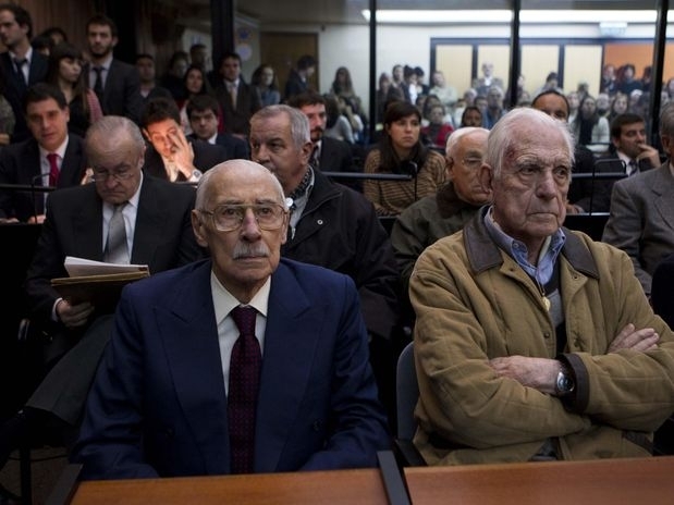 Os ex-ditadores argentinos Jorge Videla e Reynaldo Bignone,  espera da sentena no histrico julgamento em Buenos Aires
