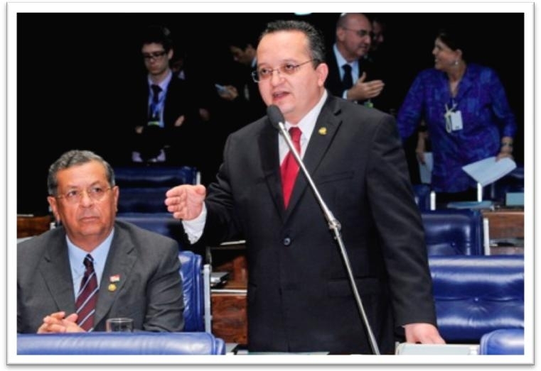 O lder da Minoria, Jayme Campos (DEM-MT), observa o Senador Pedro Taques (PDT-MT), ontem no Plenrio do Senado Federal