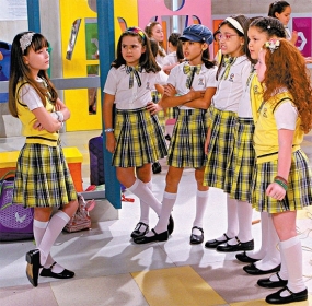 A personagem Maria Joaquina (Larissa Manoela;  esq.) chega  escola na verso de 