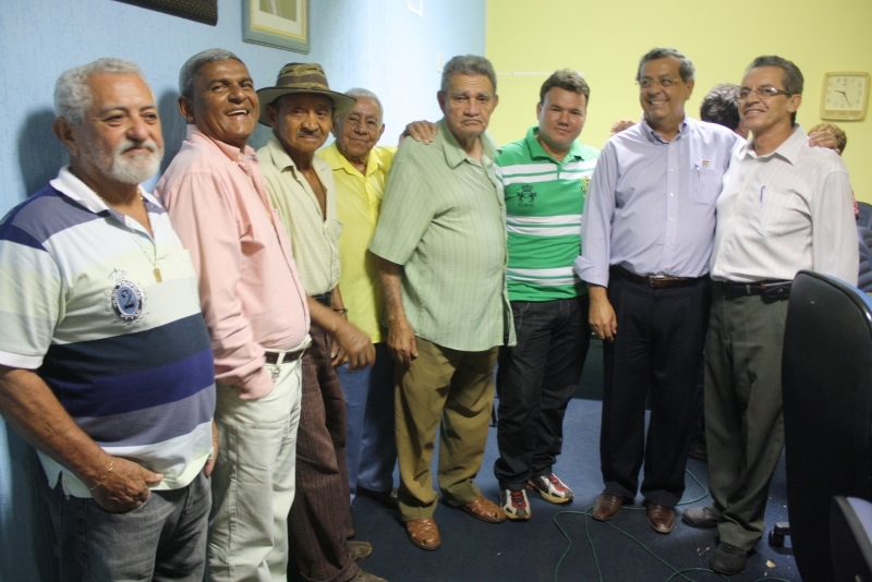 O senador Jayme Campos ao lado do ex-prefeito de Nortelndia Alcenor Barreto e membros do Diretrio Municipal.
