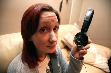 Kate Fitzpatrick mostra os fones de ouvido emprestados pelo namorado que, segundo ela, salvaram sua vida.