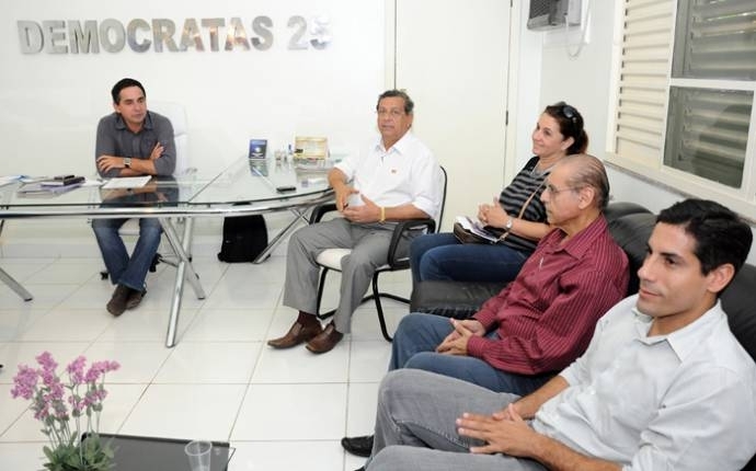 Empresrio Jlio Campos Neto (em 1 plano), com o pai, o tio e lderes do DEM
