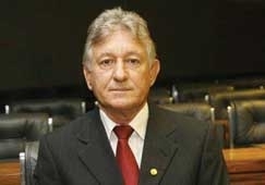 O ex-prefeito Saturnino Masson (PSDB) retoma o poder em Tangar da Serra, por meio de eleio indireta 