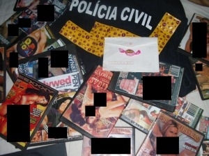 Material pornogrfico e preservativos encontrados na casa do suspeito