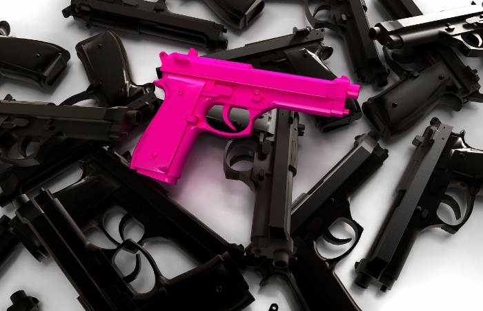 Mesmo uma arma cor-de-rosa pode causar danos considerveis se disparar acidentealmente por dentro das suas calas