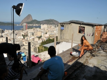 Nicole Bahls posa para o Paparazzo na favela Tavares Bastos, na Zona Sul do Rio. Ensaio vai ao ar neste sbado, 9