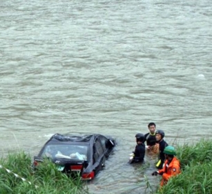 Homens do resgate procuram por desaparecido em Miryang 