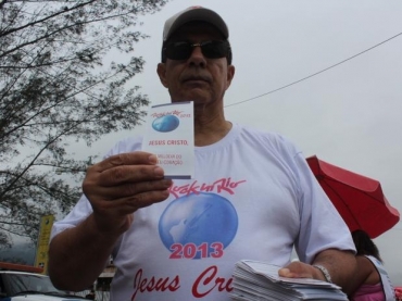 Junto com outros dois missionrios da igreja Assembleia de Deus, pastor Jos Roberto Barbosa entrega panfletos pregando 