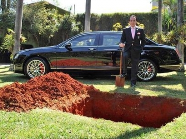 Chiquinho Scarpa teve a ideia de enterrar seu Bentley, avaliado em mais R$ 1 milho, aps assistir um filme sobre faras