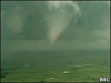 Mais de 400 tornados atingiram o centro dos Estados Unidos em abril