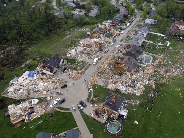 Tornado com ventos de 160 km/h deixou casas devastadas em Bridgeton, EUA