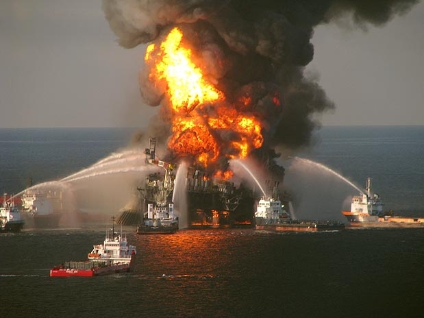 Plataforma no Golfo do México em chamas após explosão que provocou o maior desastre ambiental dos EUA