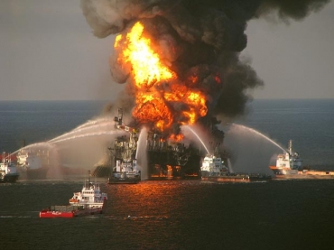 Plataforma no Golfo do Mxico em chamas aps exploso que provocou o maior desastre ambiental dos EUA