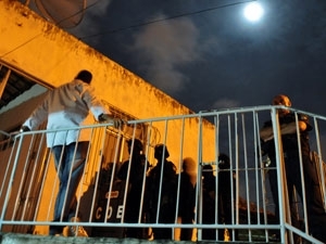 Policiais passaram a noite cercando a casa onde jovem era mantida refm em Aracaju