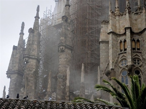 Fumaa  vista saindo da baslica da Sagrada Famlia, na Espanha, aps incndio nesta tera-feira