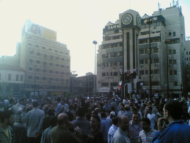 Manifestao antigoverno durante a madrugada na Praa do Relgio, em Homs, na Sria