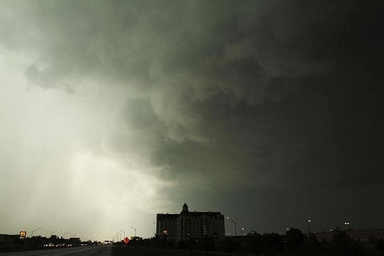 Tempestade atinge Tulsa, em Oklahoma; ao menos nove morreram na regio central dos EUA