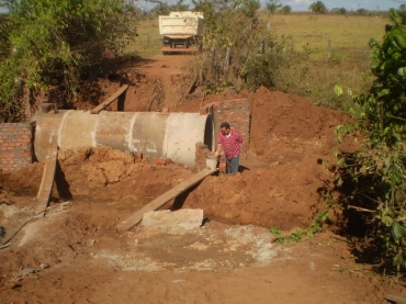 Esto sendo realizados reparos em bueiros e pontes na Zona Rural da cidade para garantir trnsito seguro para os pequeno