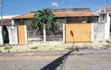 Dupla invadiu casa no bairro Jardim Tropical, rendeu moradores e um dos criminosos acabou morto a tiros e o outro ferido
