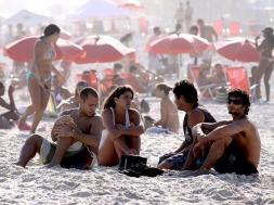 Priscila Fantin vai � praia da Barra da Tijuca com Jesus Luz