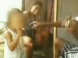 M�e de crian�a que aparece em v�deo com cigarro se apresenta � pol�cia