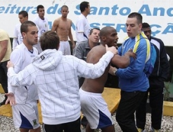 Torcedores e atletas do Santo André brigam após empate contra o Joinville