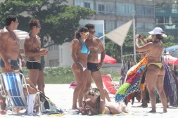 Jaque Khury curte praia com o namorado e amigos