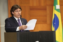 Alexandre Alexandre C�sar considera cura gay �retrocesso medieval�; Rezende defende liberdade de escolha pelo tratamento