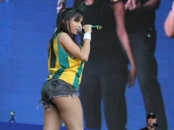 De shortinho curto, Anitta quase mostra demais e anima a galera