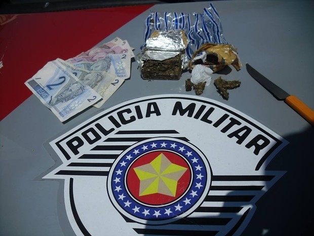Maconha e faca foram apreendidas pela Polcia Militar