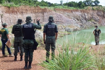 Operao conjunta com a PM resultou em embargo de reas irregulares de minerao