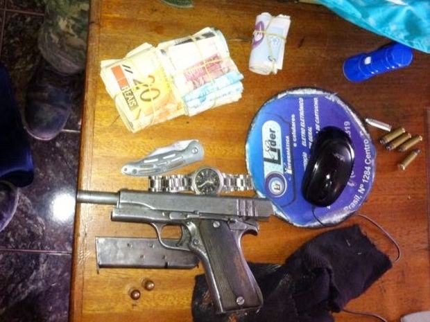 Suspeito foi morto e arma foi apreendida pelos policiais.