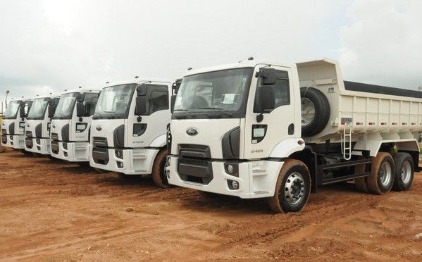 Alguns dos caminhes novos que reforaro o parque de mquinas da Prefeitura de Sinop a partir de 2014