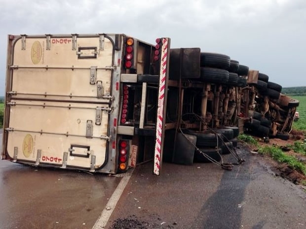 Caminh�o carregado de carne tombou na BR-365, na madrugada deste domingo.