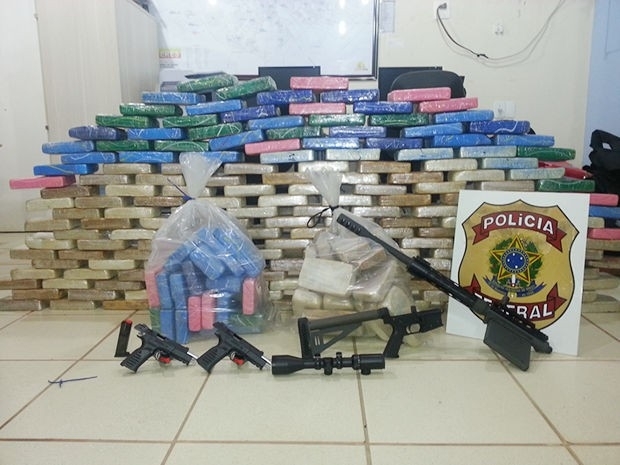 Tabletes de cloridrato de cocana e pasta base de cocana estavam escondidos em caminho.