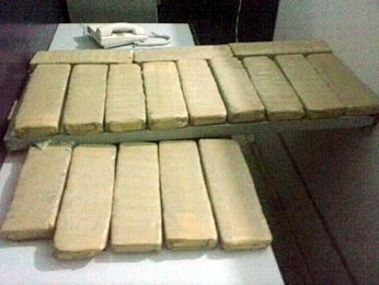 Adolescentes foram detidas com droga dentro de txi.