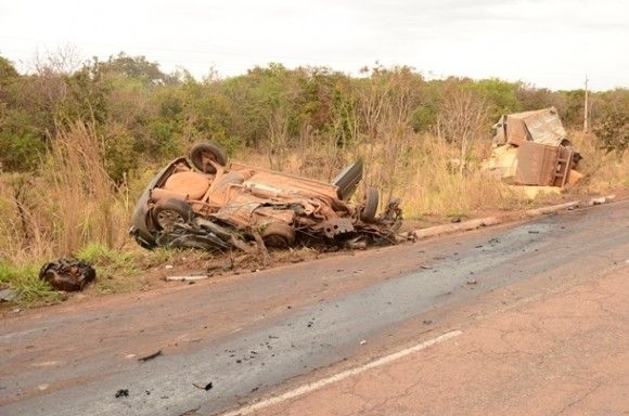 Automvel ficou destrudo na batida frontal e os trs ocupantes morreram na hora
