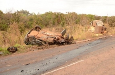 Automvel ficou destrudo na batida frontal e os trs ocupantes morreram na hora
