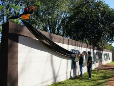 Em Foz do Iguau, policiais sinalizaram o luto com faixas pretas na fachada da delegacia, nos braos e nos carros polici