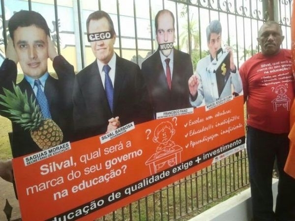Prestes a completar um ms em greve, professores da rede estadual de ensino dizem que Silval prolonga paralisao