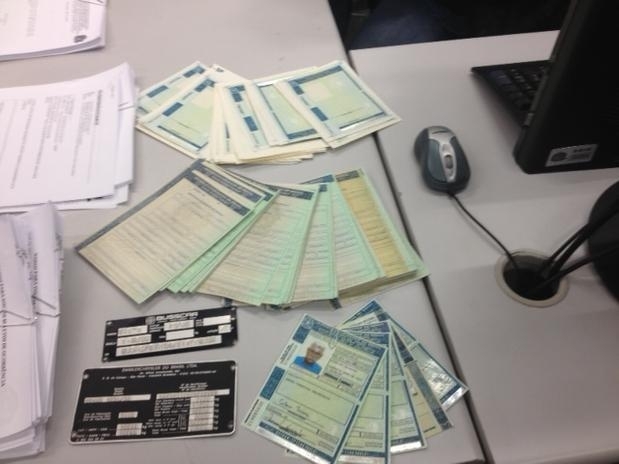 Os policiais apreenderam documentos em branco, computadores e impressoras