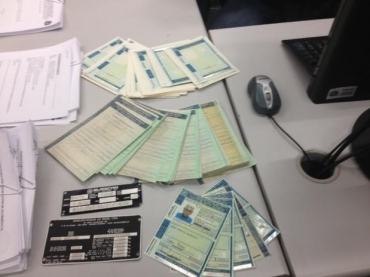 Os policiais apreenderam documentos em branco, computadores e impressoras