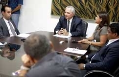 O conselheiro Antnio Joaquim ao lado de auditores do Tribunal de Contas do Estado, durante divulgao de mais um relat