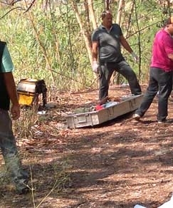 Peritos retiram o corpo de Mrcio Sales Silva, que foi encontrado morto ontem pela manh em Cuiab