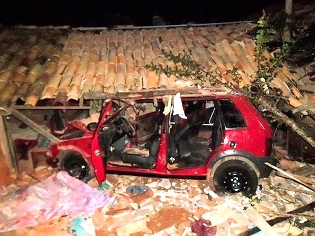 Carro sai da pista, invade casa e mata m�e e filho em Alagoinhas, na Bahia