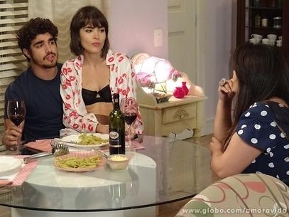 Michel (Caio Castro) e Patrcia (Maria Casadevall) querem ajudar nas compras da casa da enfermeira